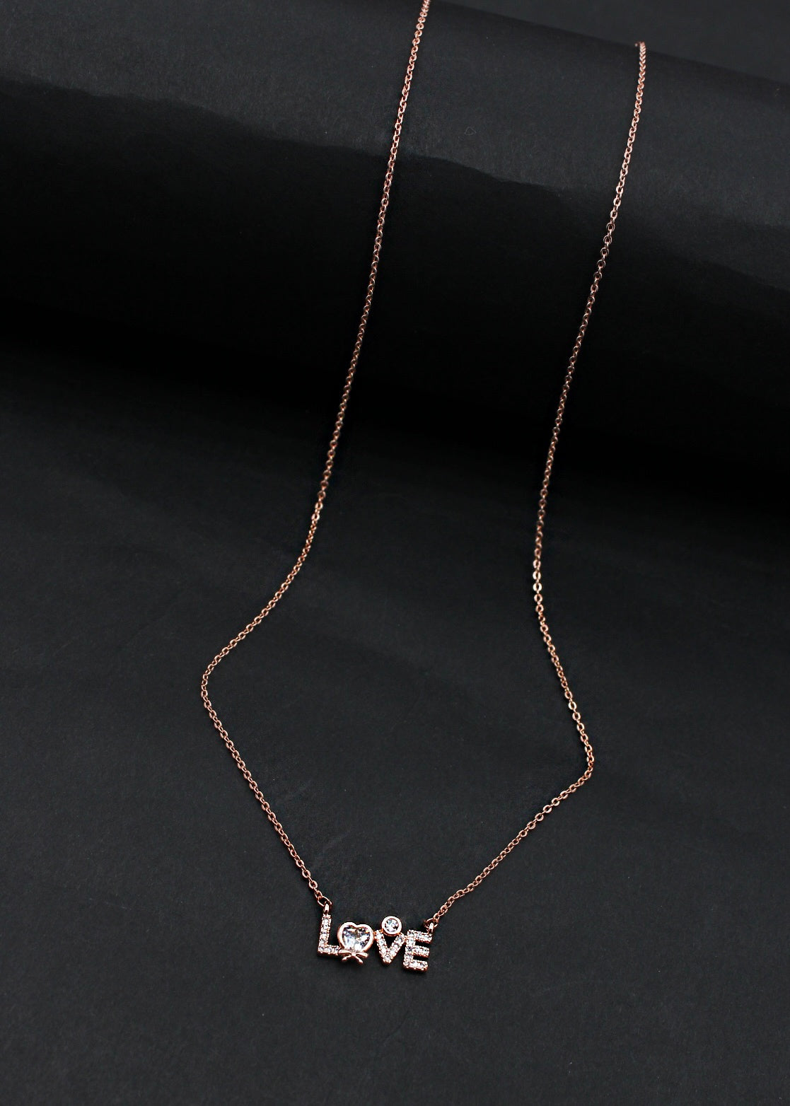 PRETTY CHAIN PENDANT