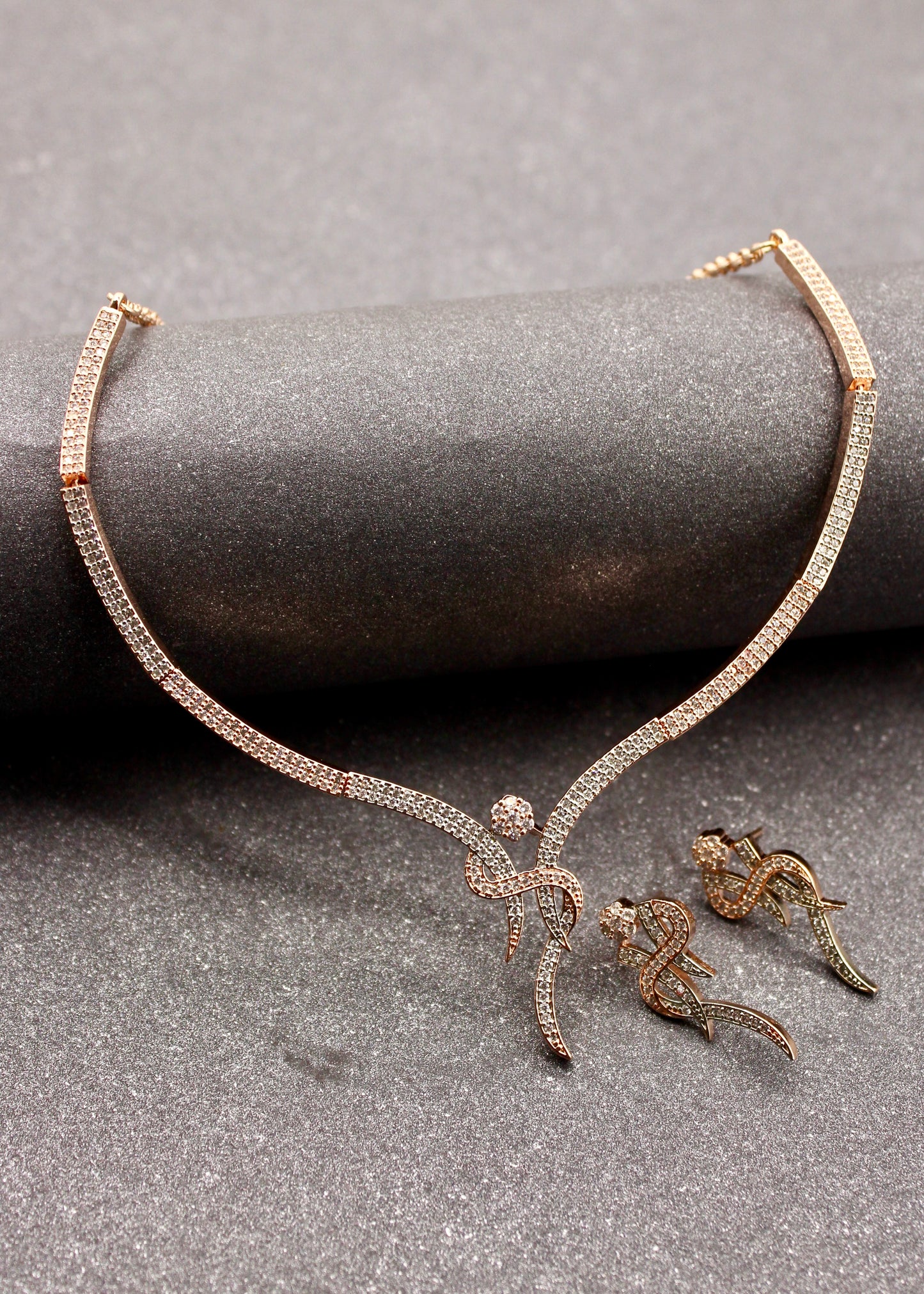 BEAUTEOUS DIA NECKLACE