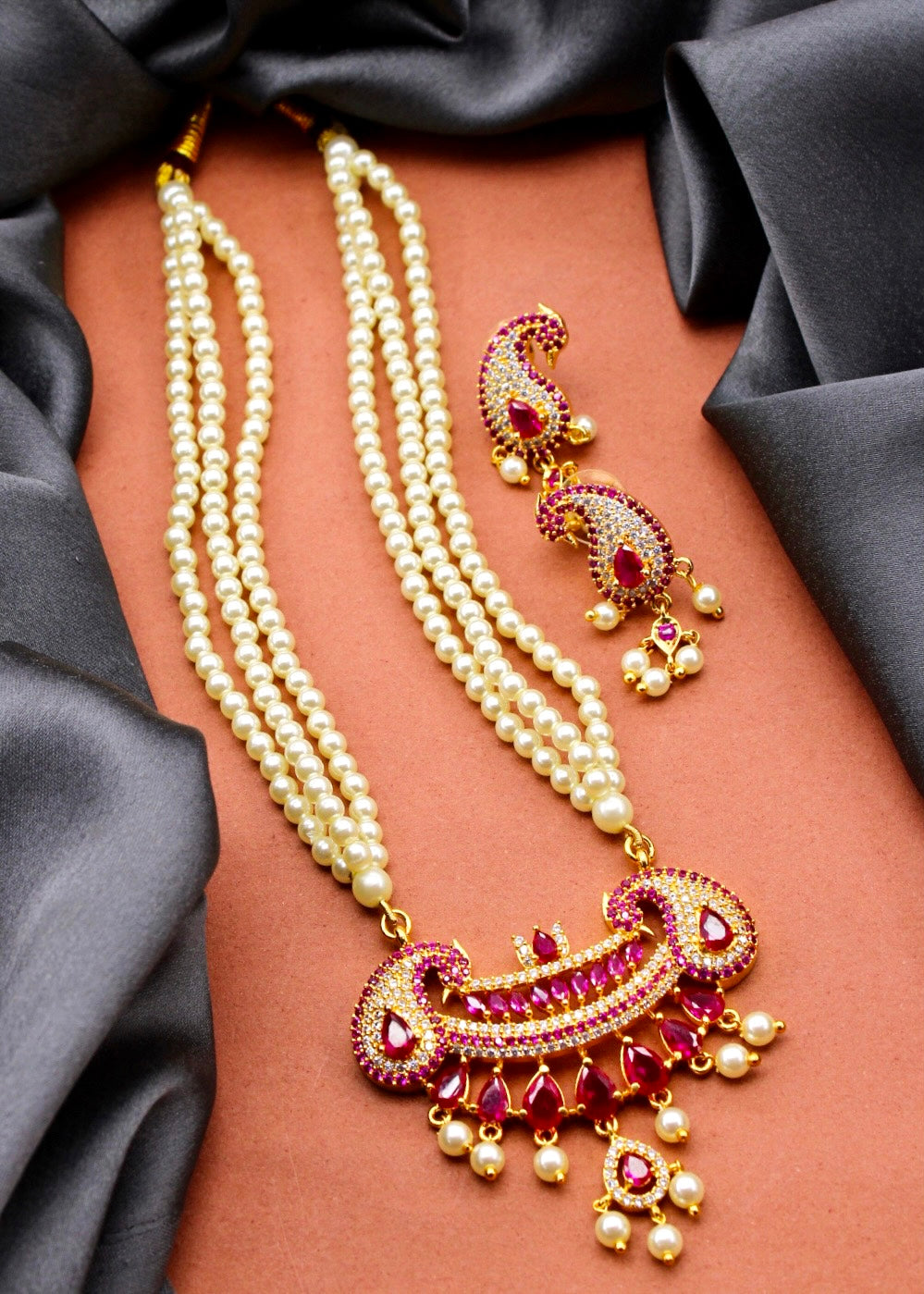 GLAMOROUS MOTI NECKLACE