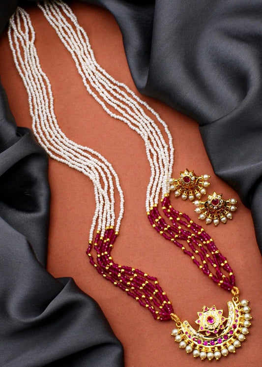 ENTICING MOTI NECKLACE