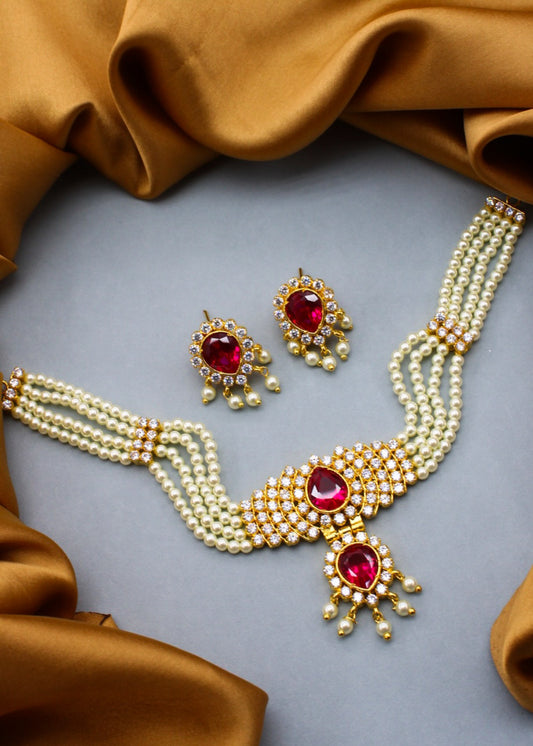 STRIKING MOTI NECKLACE