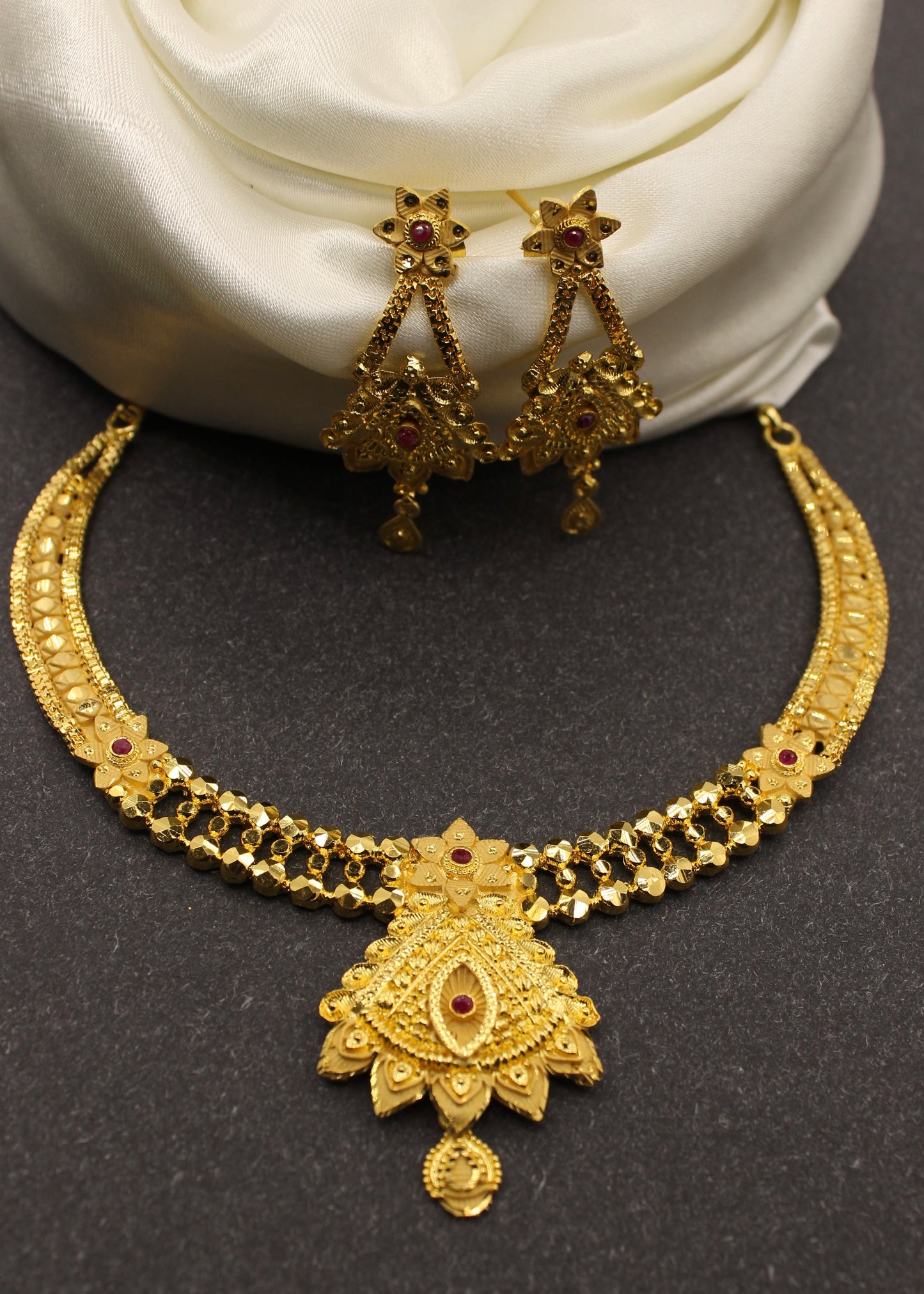 STUNNING GOLDEN NECKLACE