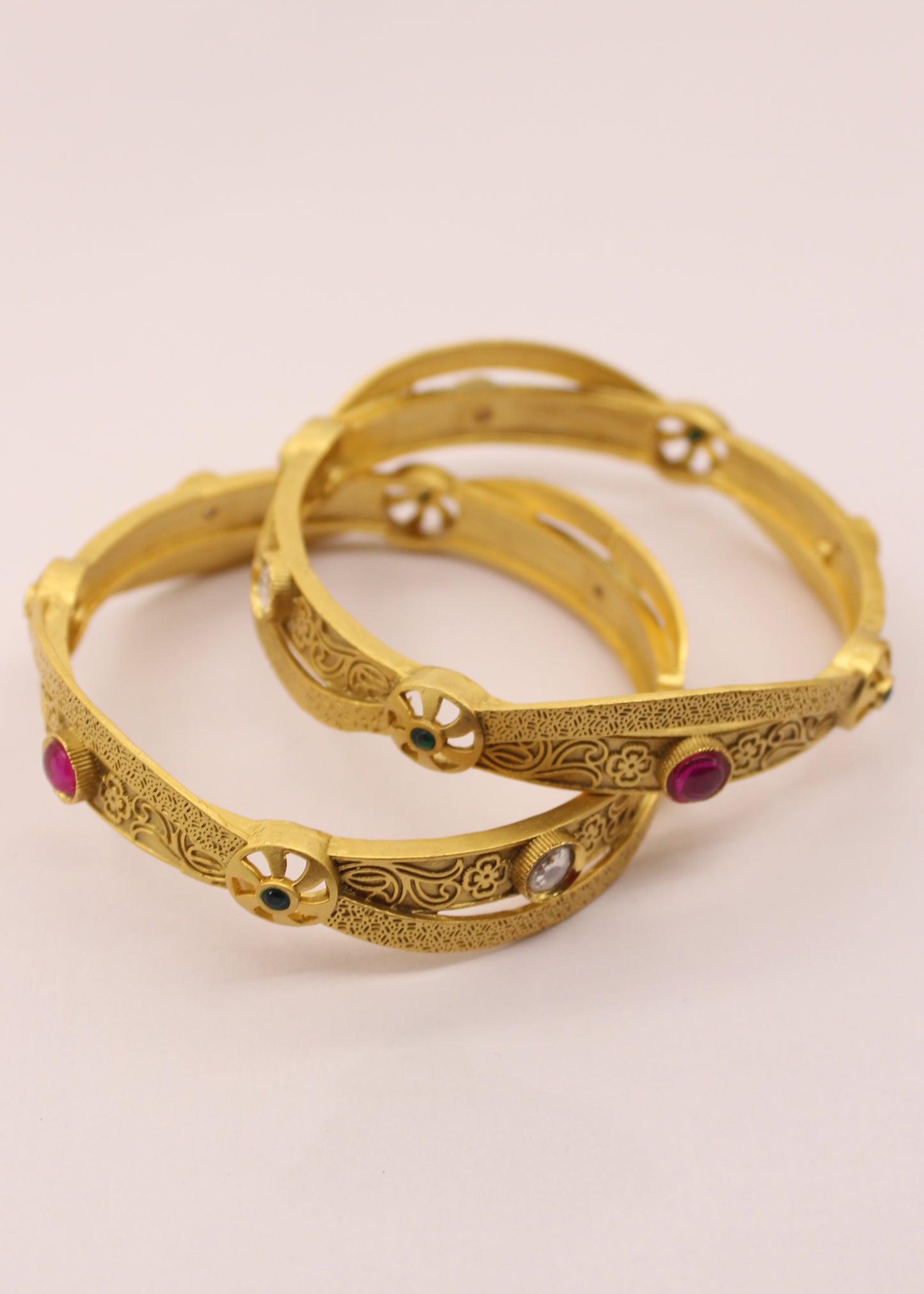 ENTICING KUNDAN KADA